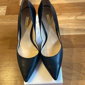 Women’s stilleto pointed toe heel by Louise et Cie